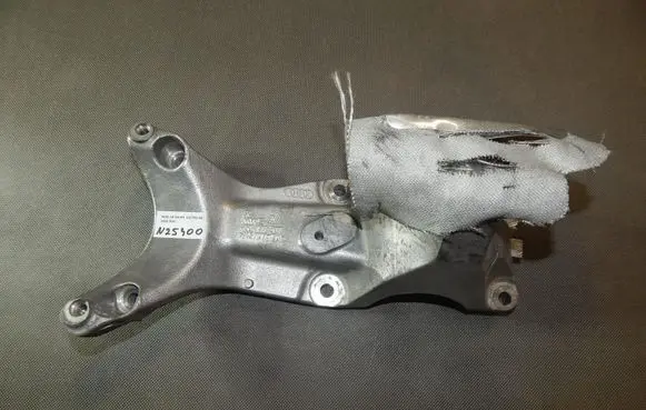 Audi A8 S8 D4 4H Engine mounting bracket 4G0199307