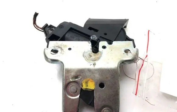 Volkswagen PASSAT B6 Tailgate exterior lock 4F5827505C