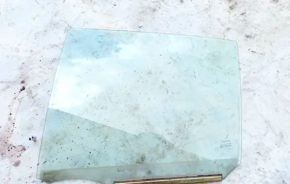 Toyota Yaris Rear door window glass 