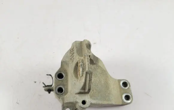 Nissan Pathfinder R52 Engine mounting bracket