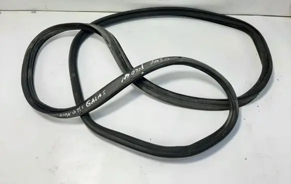 Trunk rubber seal (body)