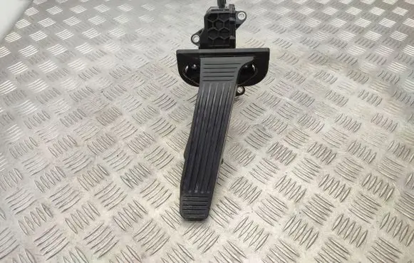 Toyota RAV 4 (XA50) Accelerator throttle pedal 7811033141 2701001040