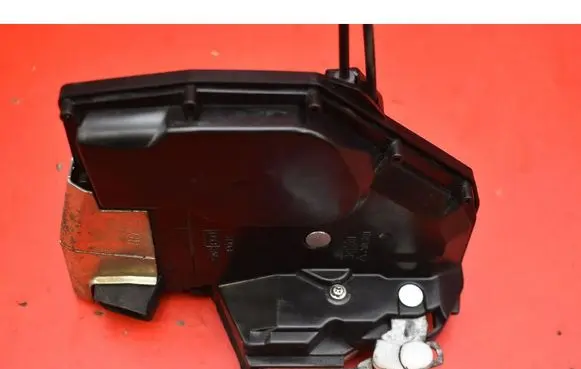 Suzuki Swift I Front door lock