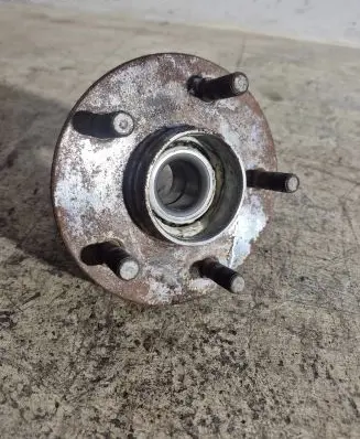 Nissan Primera Rear wheel hub