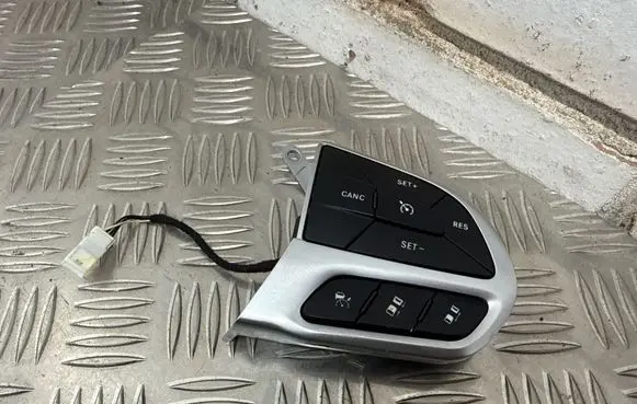 Chrysler Pacifica Steering wheel buttons/switches P68321898AA