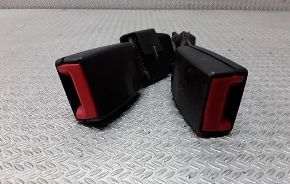Middle seatbelt buckle (rear)