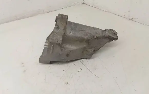 Engine mounting bracket