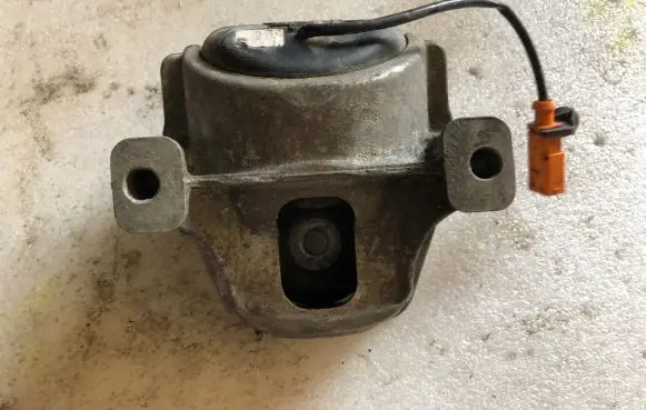 Audi Q5 SQ5 Engine mount bracket 8R0199381
