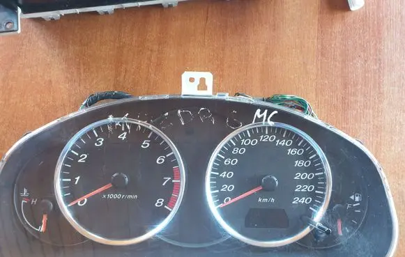 Speedometer (instrument cluster)