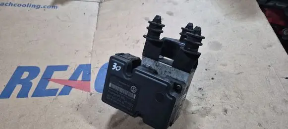 Skoda Octavia Mk2 (1Z) ABS Pump 1K0907379AK 000404913E3 EYU0E29K75