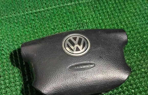 Volkswagen Golf IV Steering wheel airbag 3B0880201AE