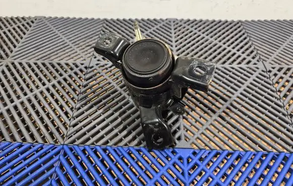 Engine mount bracket