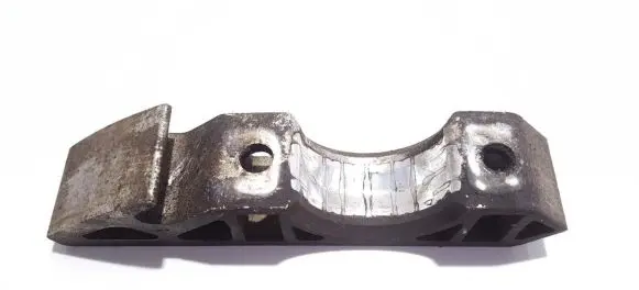 Volkswagen Touareg I Engine mounting bracket 7l0411063b