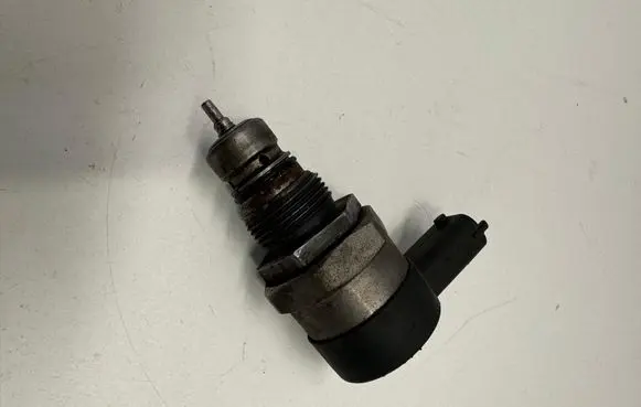 Ford Mondeo MK IV Fuel pressure regulator 0281006135 9671002980