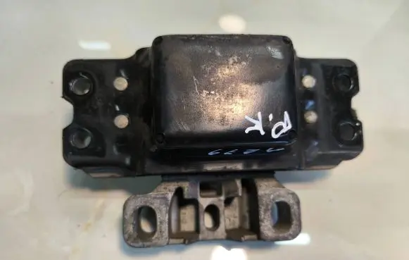 Volkswagen Touran I Engine mount bracket 173149