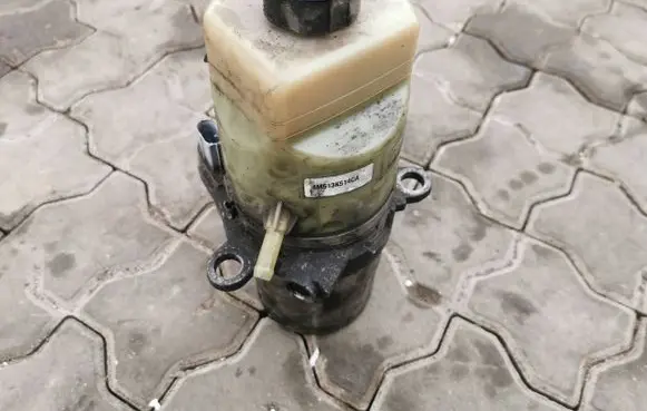 Ford Focus Power steering pump 4M513K514CA