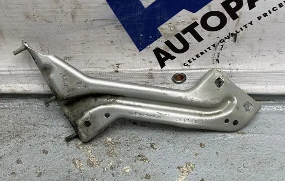 Audi Q5 SQ5 Fender mounting bracket 8R0821136