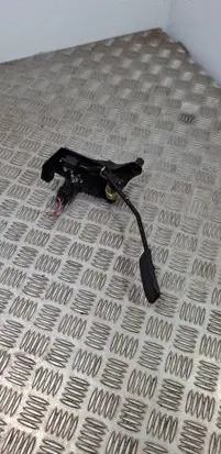 Accelerator throttle pedal