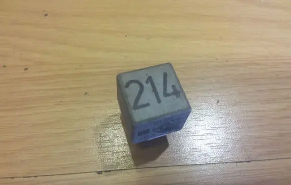 Volkswagen PASSAT B5 Other relay 443951253K 899512