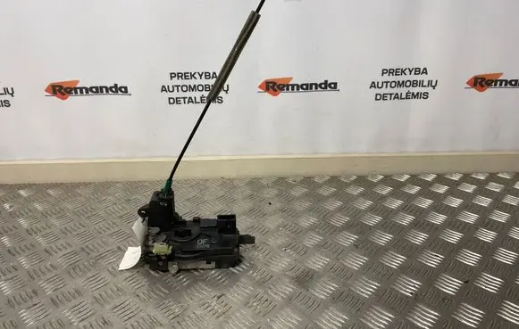 Opel Zafira B Front door lock 13210748
