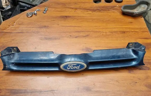 Ford Mondeo MK I Front bumper upper radiator grill 93BG8A133BEW