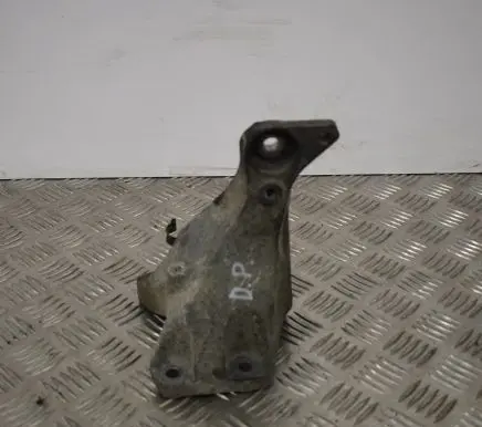 BMW 1 E81 E87 Engine mounting bracket 6781916