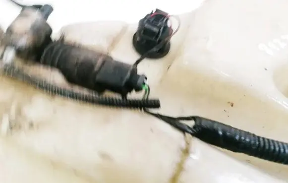 Volkswagen Touareg I Windscreen/windshield washer pump
