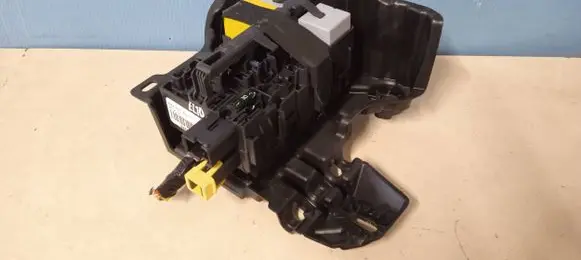 Peugeot 2008 I Fuse module 9806192580