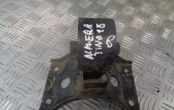 Nissan Almera Tino Engine mounting bracket