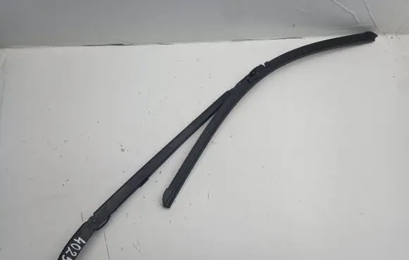 Volkswagen Touareg I Front wiper blade arm