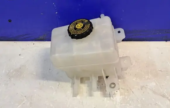 Lexus RX 450H Brake fluid reservoir 241040