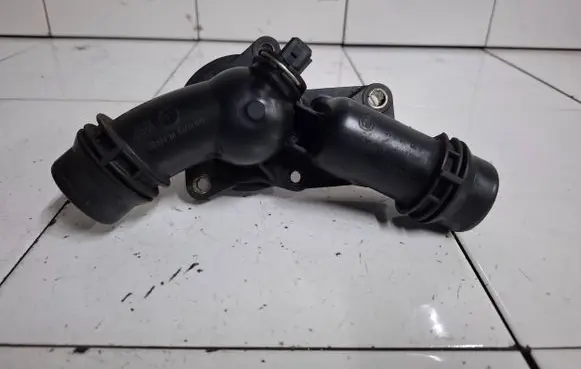 BMW 5 E39 Thermostat housing 1436824 1437040