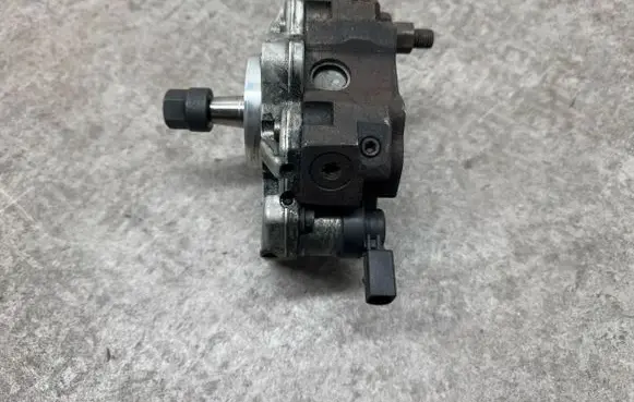 BMW X6 E71 Fuel injection high pressure pump 7798333 0445010146 8511824