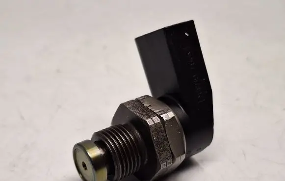BMW X5 E70 Fuel pressure sensor 0281002497 13537787167