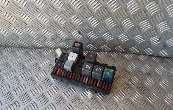 Volkswagen PASSAT B2 Fuse module 171941813D 171941821D 827300