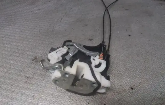 Mitsubishi Lancer VIII Rear door lock