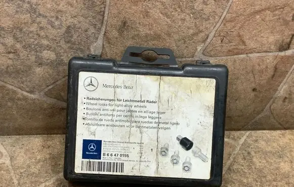 Mercedes-Benz SL R230 Anti-theft wheel nuts and lock B66470155