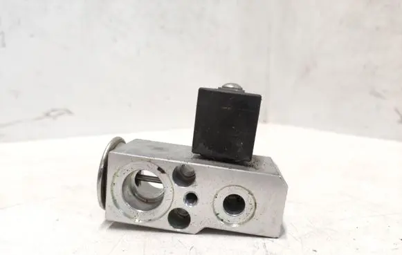 Land Rover Defender Air conditioning (A/C) expansion valve L8B210C708AA EGH10M041 LR131146