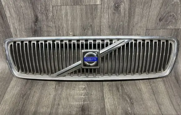 Volvo V70 Front bumper upper radiator grill 09190386