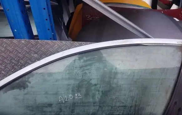 Peugeot 206 Front door window glass four-door