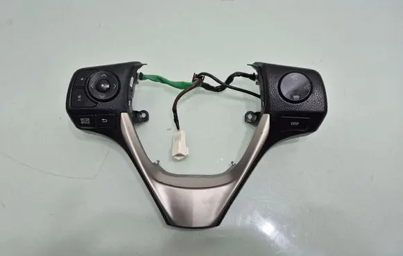 Toyota RAV 4 (XA40) Steering wheel buttons/switches 75E566