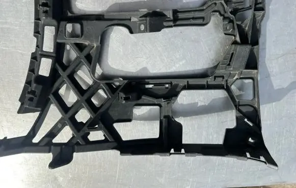 Front bumper mounting bracket