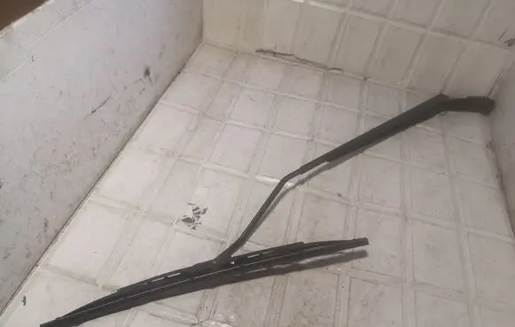 Opel Zafira A Front wiper blade arm 6800 1676