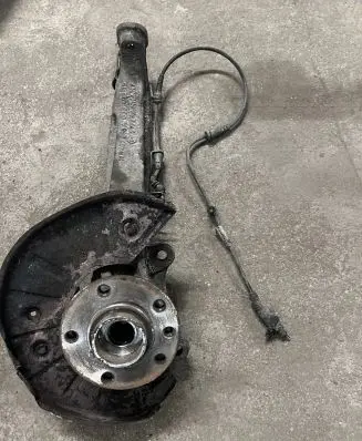 Volkswagen Touareg I Front wheel hub spindle knuckle 7L6407258A 7L6437258A