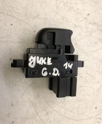 Nissan Juke I F15 Electric window control switch
