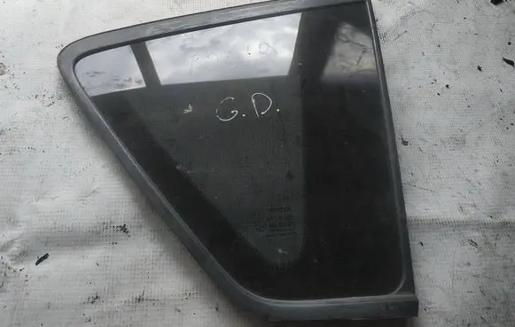 Toyota Corolla Verso AR10 Rear side window AS3