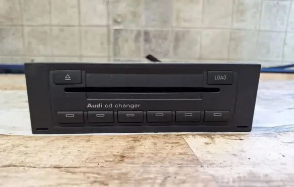 Audi A4 S4 B7 8E 8H CD/DVD changer 8E0035111