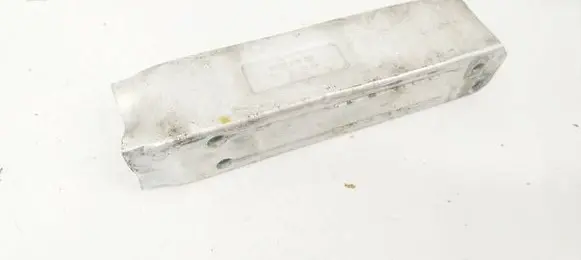 Front bumper mounting bracket