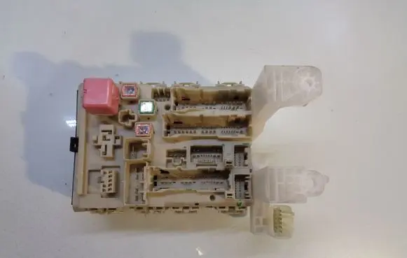 Toyota Avensis T270 Fuse module 8273005150B 139811A27 301970K25