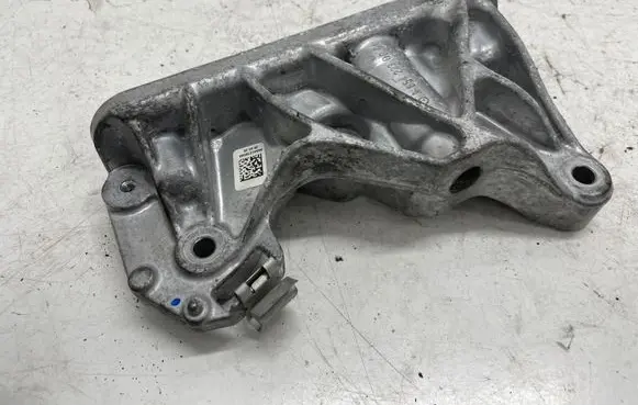 Mercedes-Benz GLA H247 Engine mounting bracket A6542230004